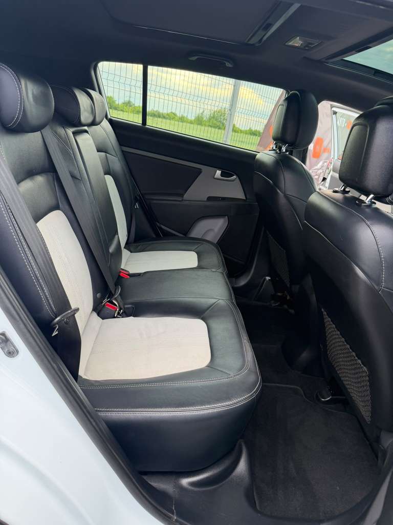 🚙 Kia Sportage 2.0 CRDi 136 CP 4x4 Origins Ultimate – Doar 119.000 KM✨ Punctul forte al acestui exemplar: ✅ Doar 119.000 km reali și verificabili - imagine 4
